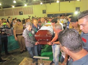 Corpo do goleiro Danilo chegou por volta das 2h40 deste domingo (4), em Cianorte